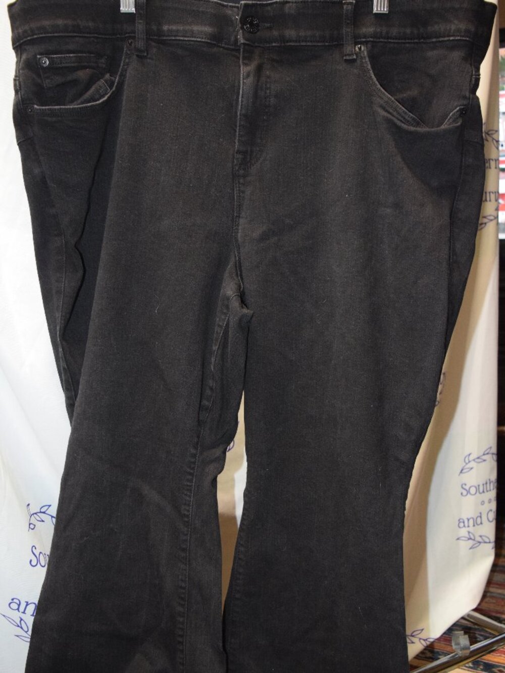 NWOT Torrid Bombshell Flare Premium Stretch Jeans, Black, Size 26R